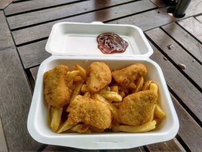Chicken Nuggets mit Pommes vom Coco Rouge Take Away auf Praslin Seychellen