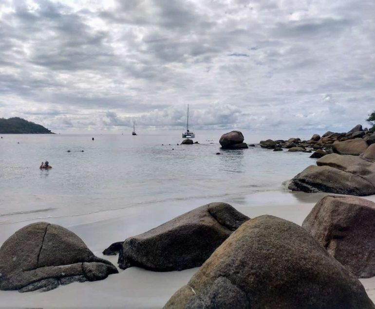 Blick übers Meer bei Regen Praslin Seychellen