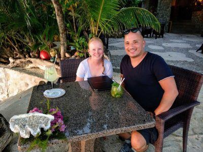 Sandra und Stephan direkt am Strand im Restaurant Les Rochers auf Praslin Seychellen