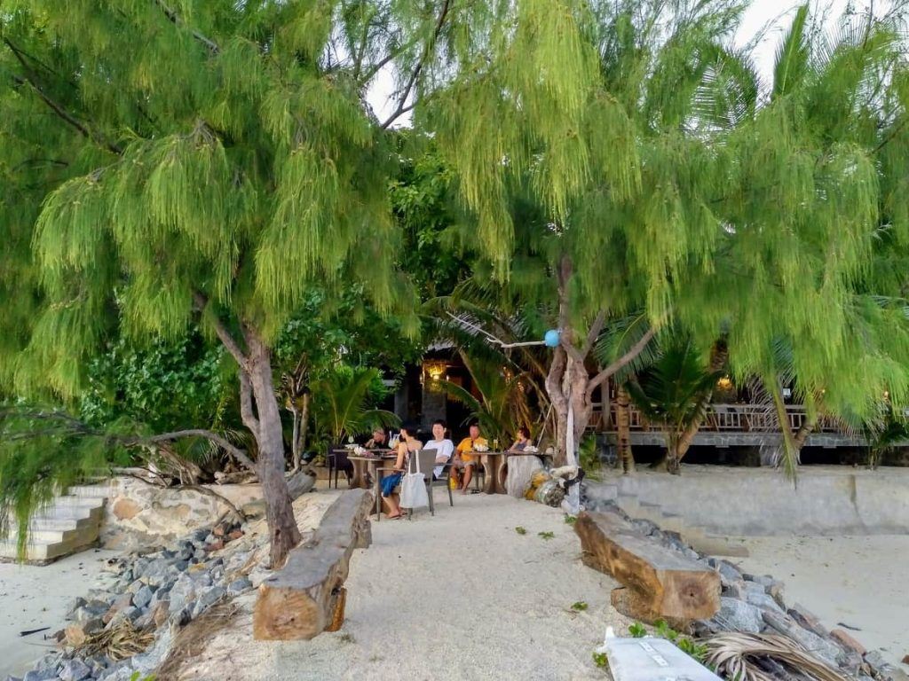 Außenbereich Les Rochers Restaurant auf Praslin Seychellen