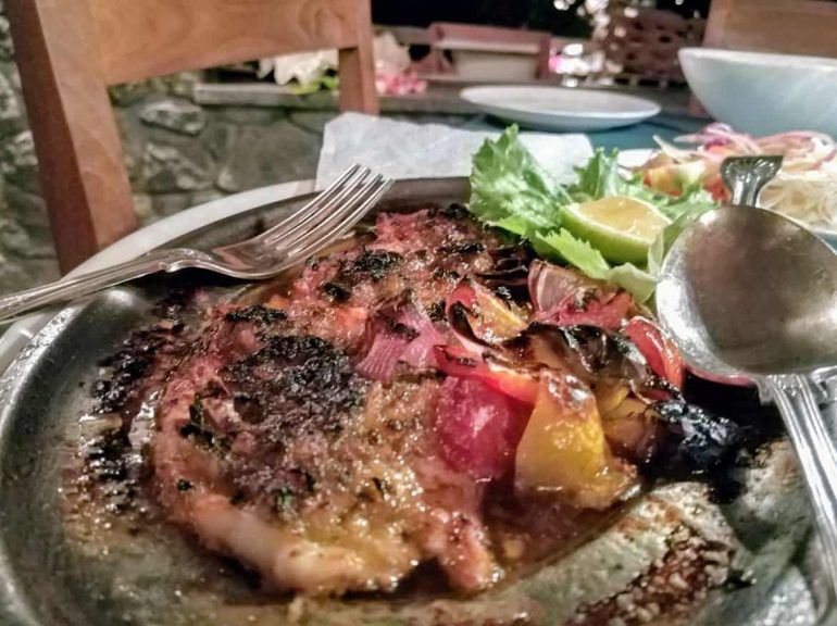 Fischgericht im Restaurant Les Rochers auf Praslin Seychellen