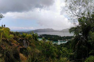 Aussicht bei Regen Fond Ferdinand auf Praslin, Seychellen