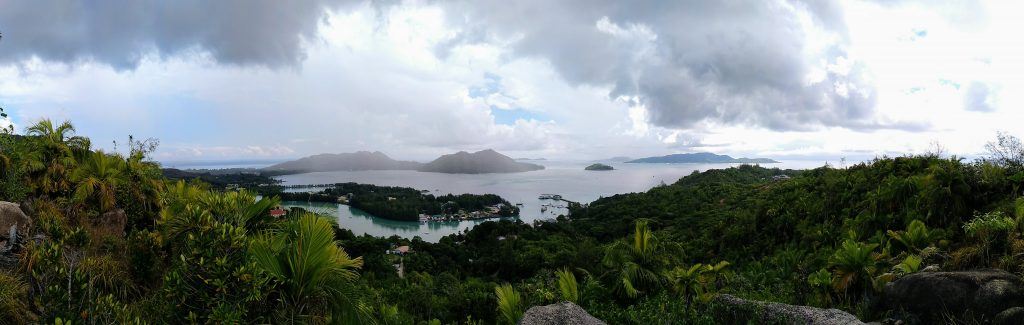 grandioser Blick vom Aussichtspunkt Fond Ferdinand auf Praslin Seychellen