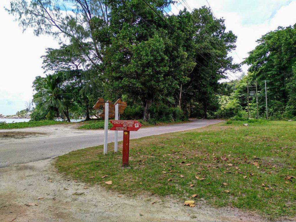 Hinweisschild zum Fond Ferdinand auf Praslin Seychellen