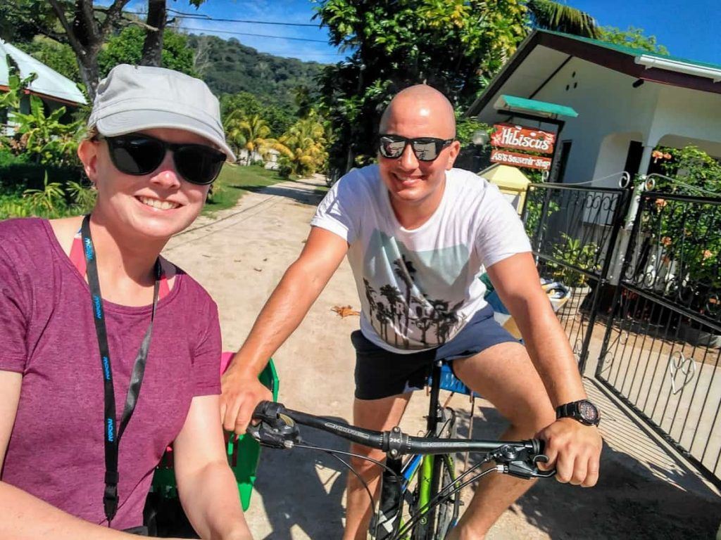 Unterwegs auf Fahrrädern auf La Digue auf den Seychellen