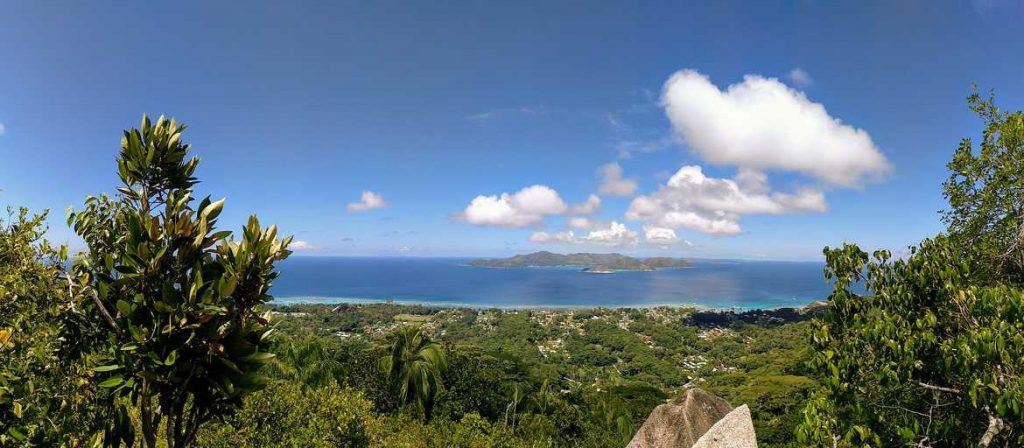 Panorama Foto Blick vom Nid Daigle Adlernest auf La Digue Seychellen