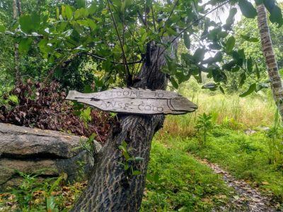 Wegweiser zur Anse Cocos auf La Digue Seychellen