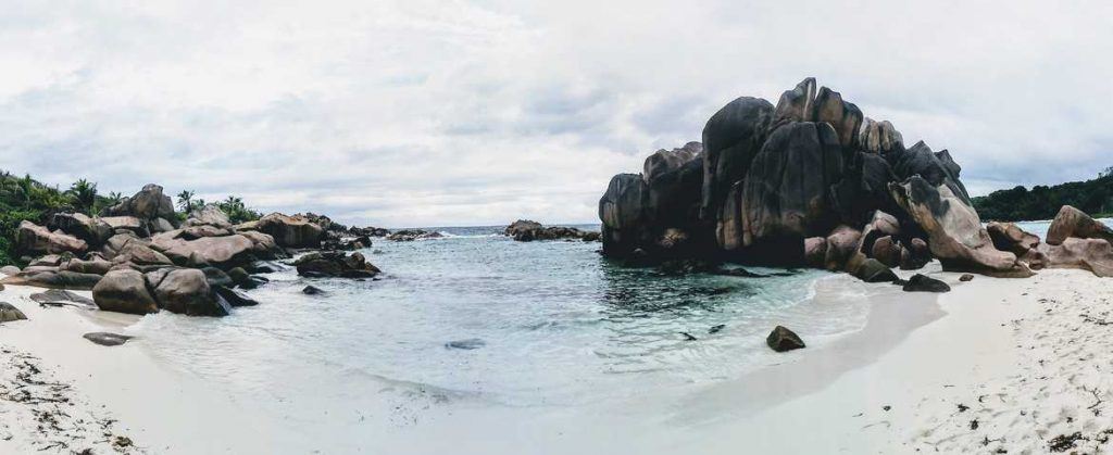 Panorama natürlicher Pool an der Anse Cocos auf La Digue Seychellen