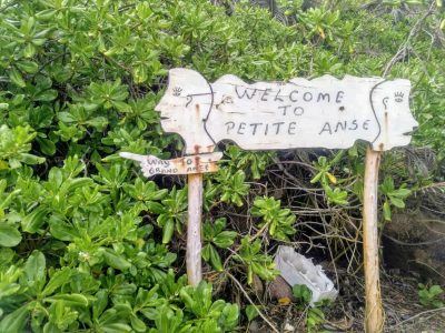 Wegweiser von der Petite Anse zur Grand Anse auf La Digue Seychellen