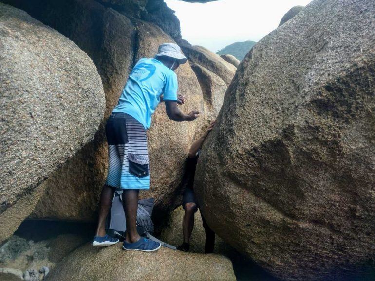 Tourguide Robert hilft beim Überwinden der Granitfelsen auf La Digue Seychellen