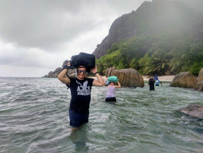 Wanderung durch das Meer auf La Digue Seychellen