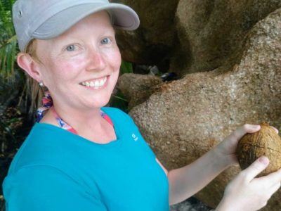 Sandra öffnet einen Kokosnuss auf La Digue Seychellen