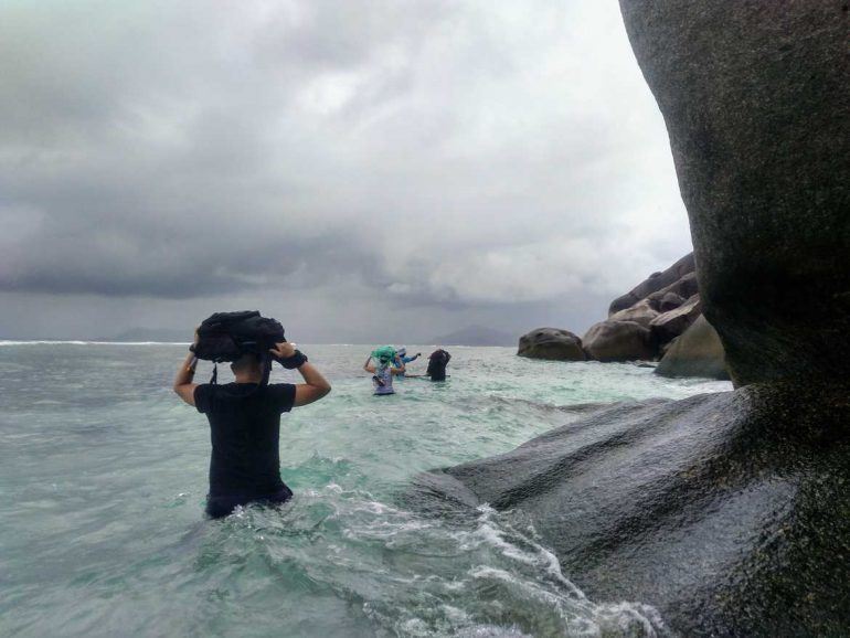 Ab durchs Meer auf La Digue Seychellen