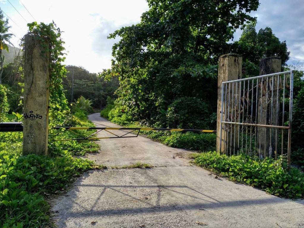 Ende der Cap Ternay Road auf Mahe Seychellen