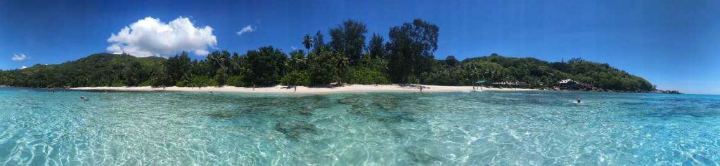 Bucht Anse Takamaka aus dem Meer fotografiert Mahe Seychellen