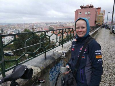 Sandra vor einem Aussichtspunkt in Lissabon Portugal