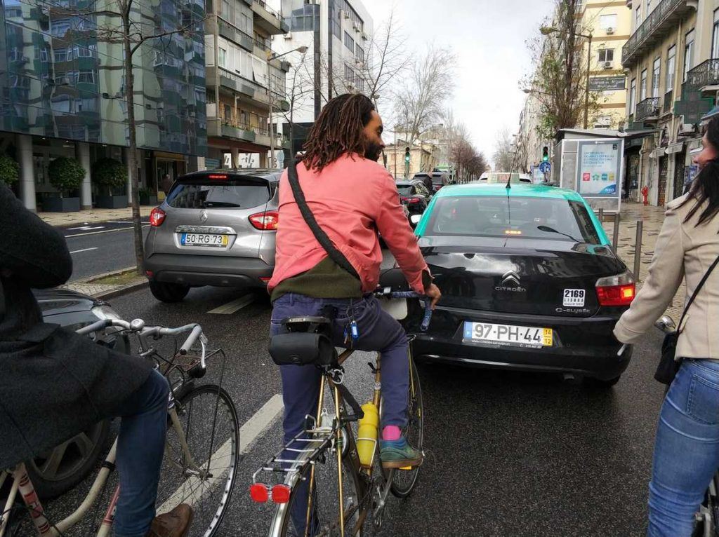 mit dem Fahrrad unterwegs auf Lissabons Straßen in Portugal