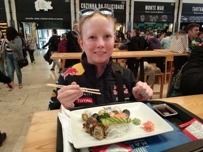 Sandra beim Sushi Essen im Time Out Market in Lissabon Portugal