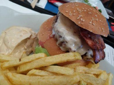 Burger im Time Out Market in Lissabon Portugal