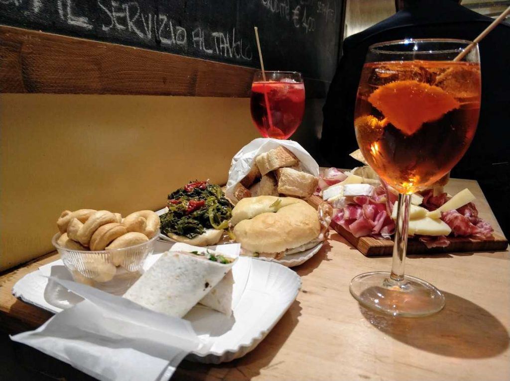 Aperitivo bei der Off the beaten path Tour in Rom Italien