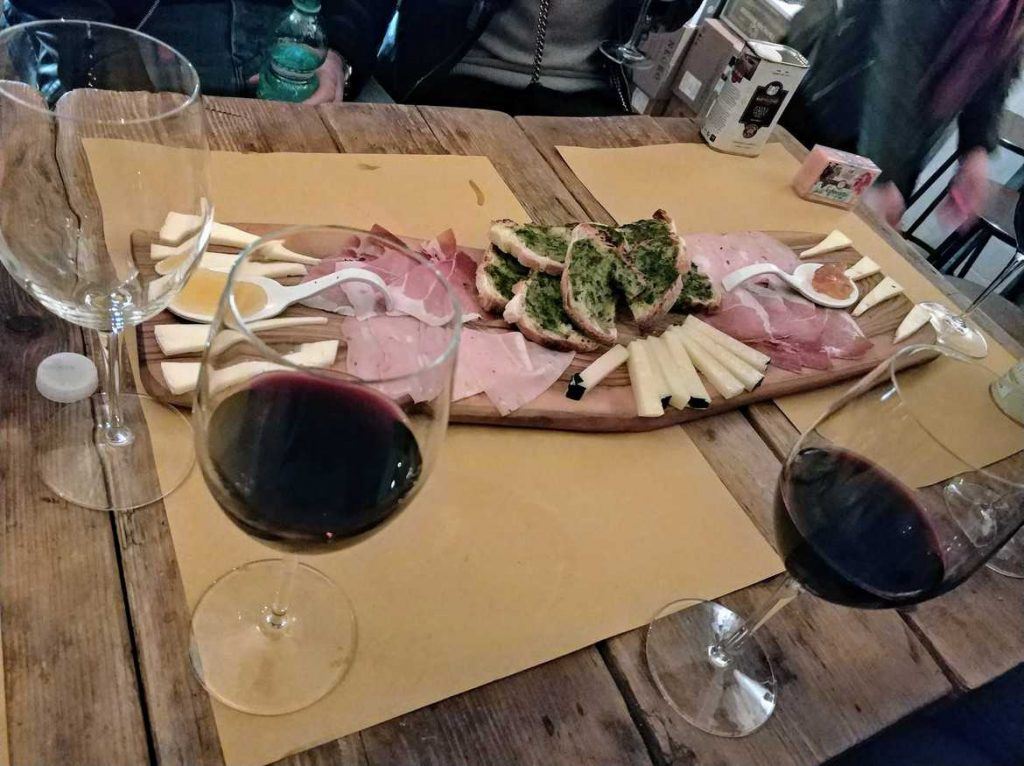 Schinken, Käse und Wein in der Masto Bar in Rom Italien