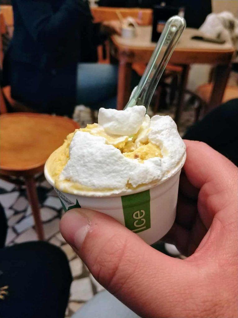 Eis im Giolitti in Rom Italien