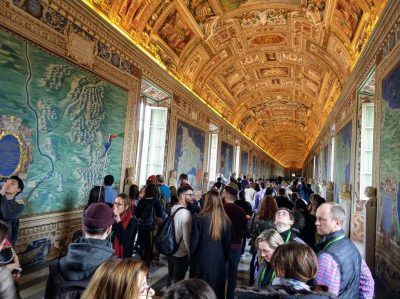 Überlaufene Gänge im Vatikanischen Museum in Rom Italien Vatikan