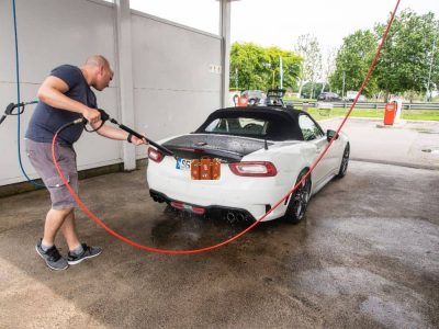 Stephan beim Auto waschen in Arese Italien