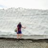 Sandra vor Schneebergen auf dem Gotthardpass