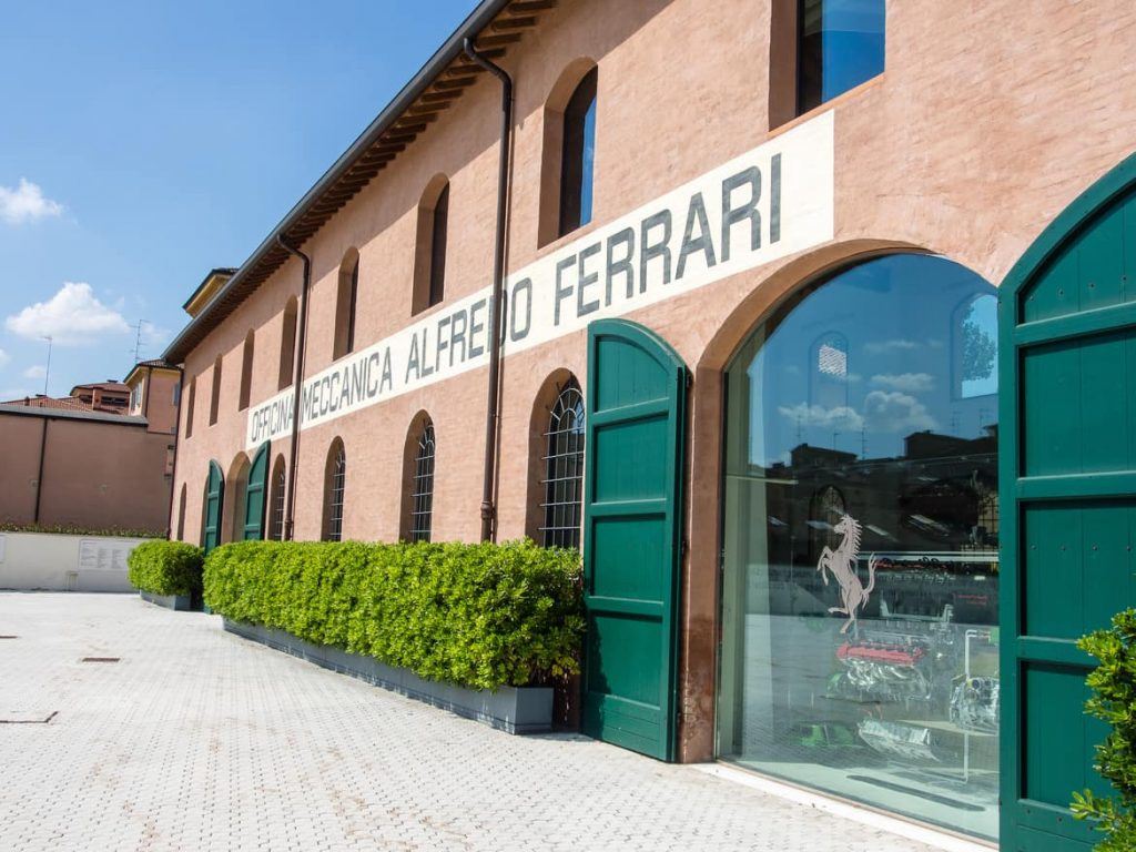 Zweites Gebäude im Enzo Ferrari Museum in Modena Italien
