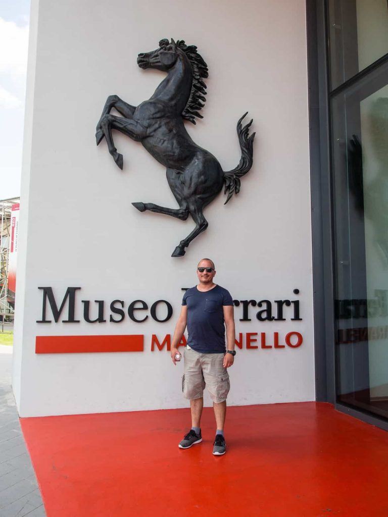 Stephan vor dem Ferrari Museum in Maranello Italien