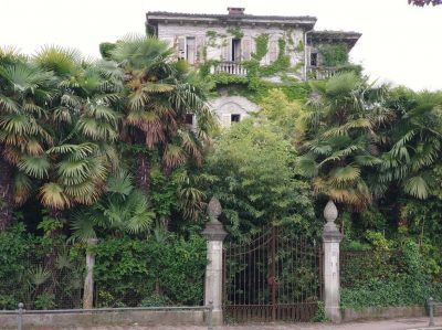 Verlassenes Gebäude am Lago Maggiore in Italien