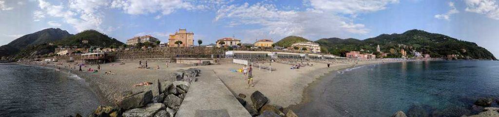 Panorama am Strand von Levanto Italien