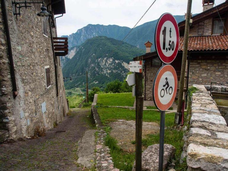 Bergdorf auf Wanderung Lago di Tenno Italien