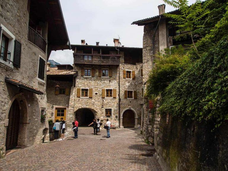 Bergdorf auf Wanderung Lago di Tenno Italien