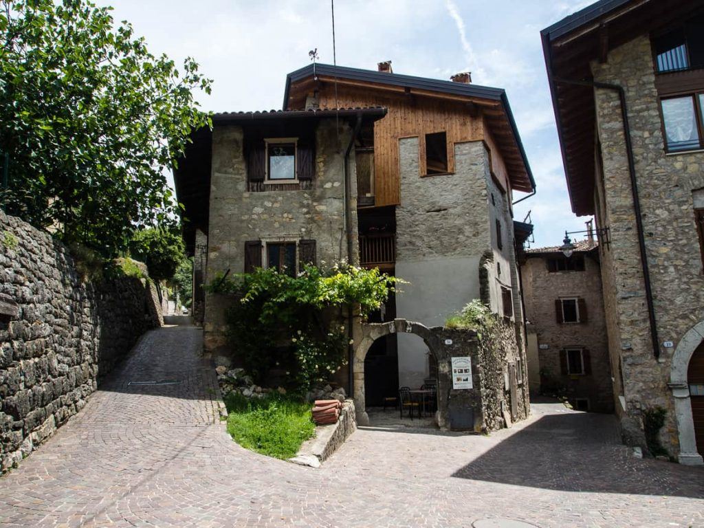 Bergdorf auf Wanderung Lago di Tenno Italien