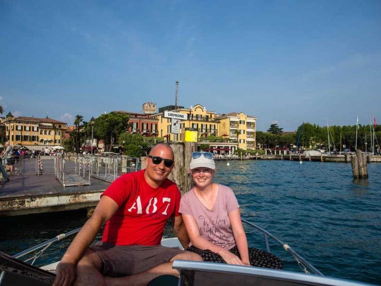 Blick auf Sirmione vom Boot aus Gardasee Italien