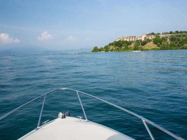 Sirmione vom Gardasee aus Italien