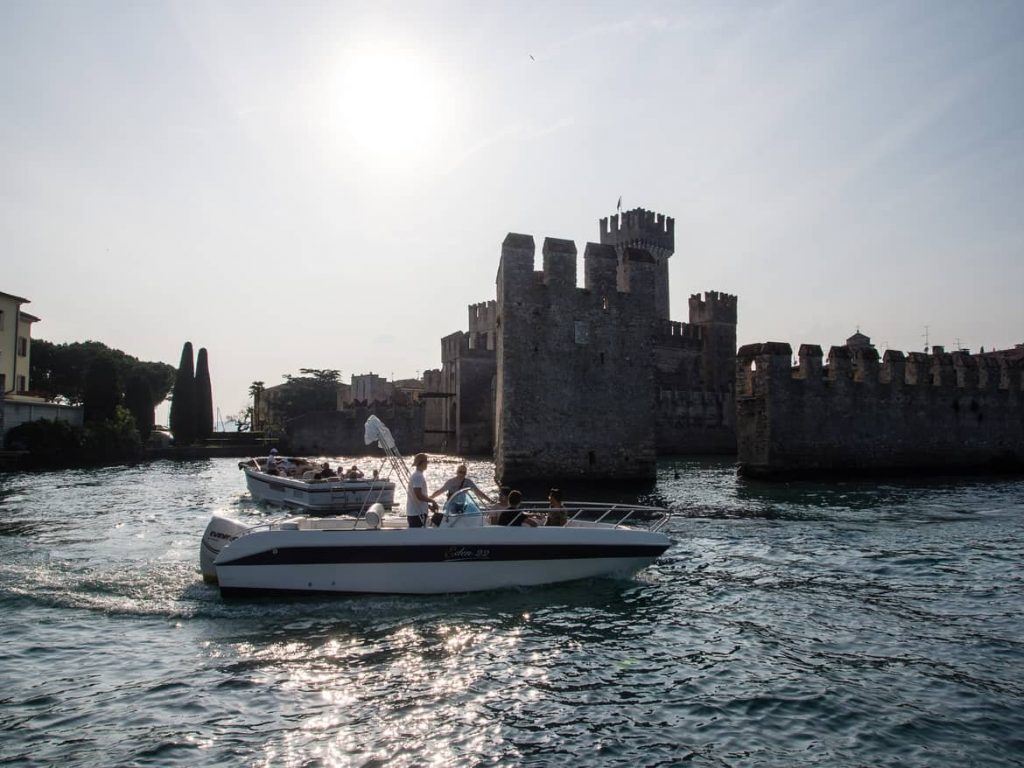 Blick auf Sirmione vom Boot aus Gardasee Italien