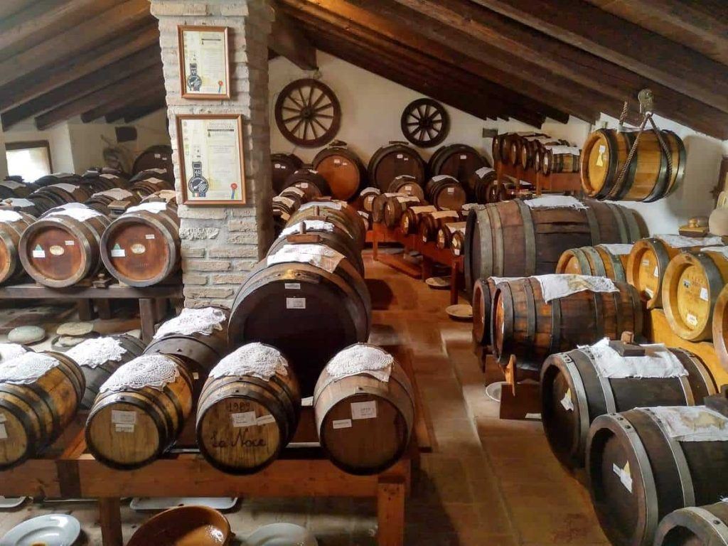 Aceto Balsamico auf dem Dachboden in Modena Italien