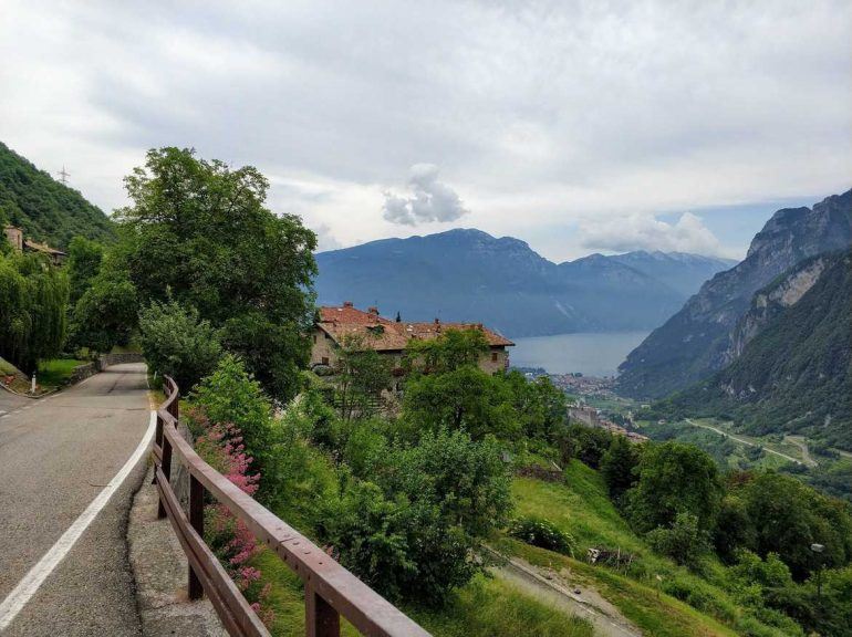 Blick auf den Gardasee bei Wanderung Italien