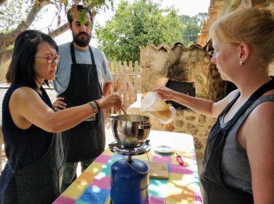 Kochen der Crema Catalana Mallorca