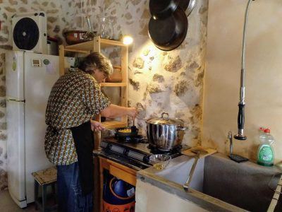 Ramon bei der Zubereitung der Tortilla auf Mallorca