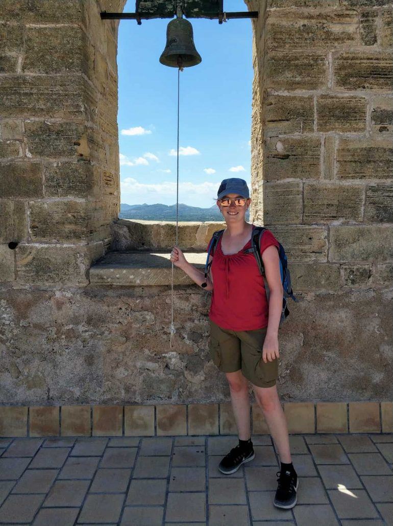 Sandra an der Burg Capdepera auf Mallorca