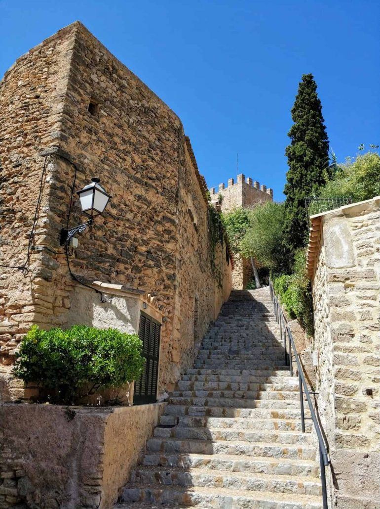Treppenstufen zum Capdepera Burg auf Mallorca