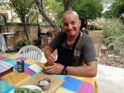 Stephan beim Stampfen von Salz und Safran für die Paella Mallorca