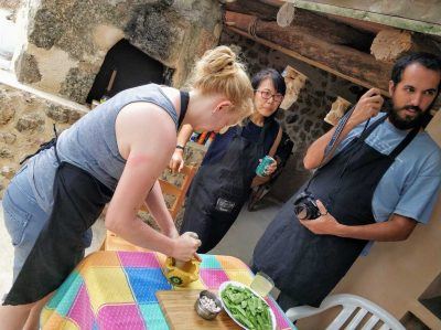 Sandra beim Stampfen von Salz und Safran für die Paella Mallorca