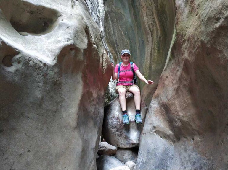 Sandra auf einem Felsen im Torrent de Pareis auf Mallorca