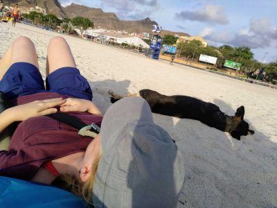 Sandra chillt am Praia da Laginha in Sao Vicente Kapverden