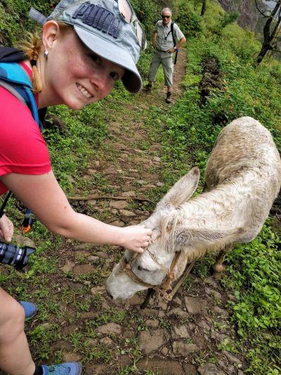 Sandra mit Esel auf dem Weg durch das Paul Tal auf Santo Antao Kapverden